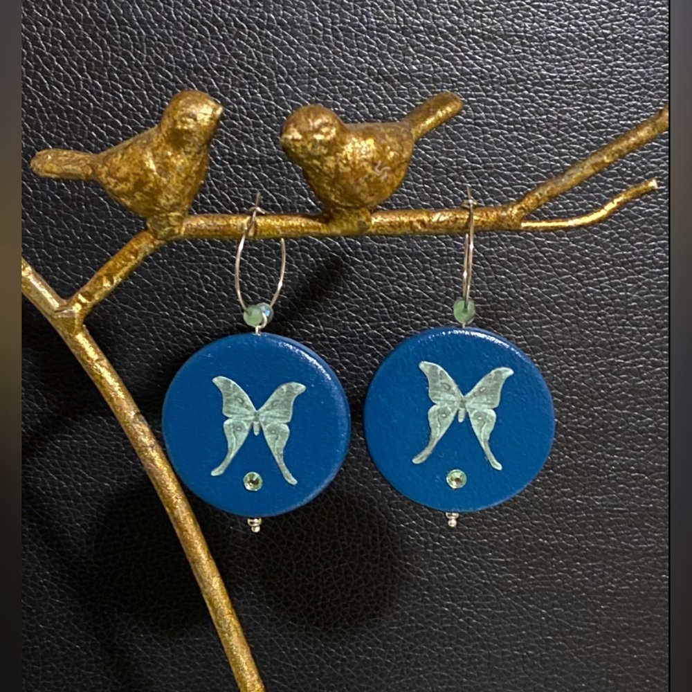 💚🦋Wooden Luna Moth Hoop Earrings - Picture 1 of 2